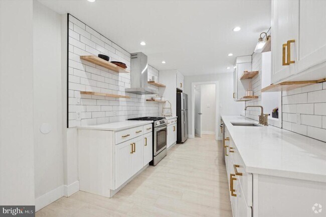 Building Photo - 2425 Turner St Rental