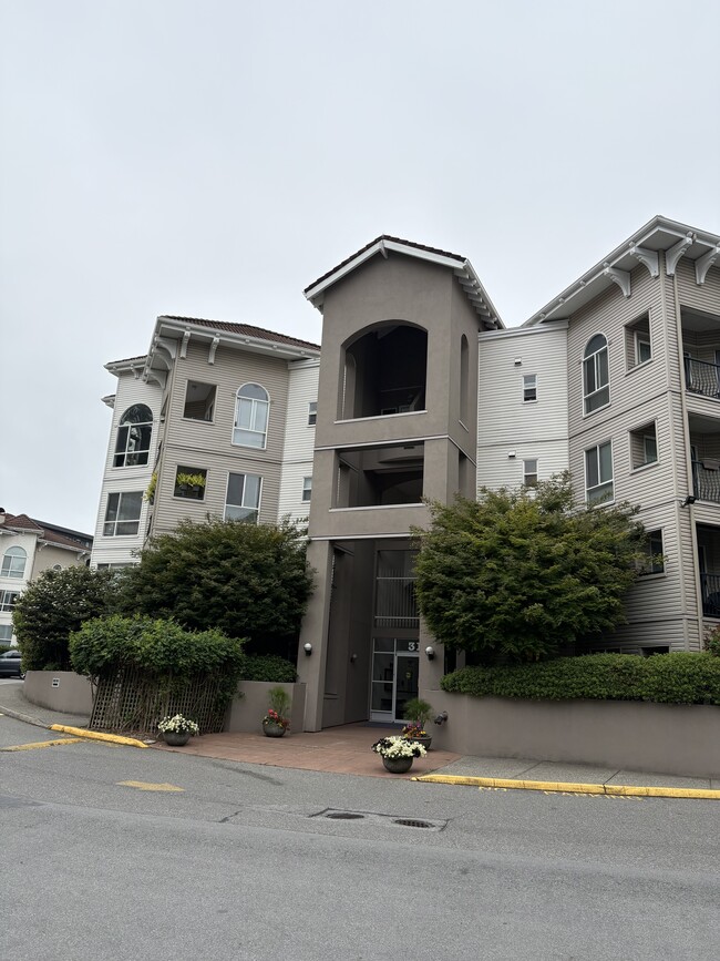 Building Photo - 3174 Gladwin Rd Unit 207