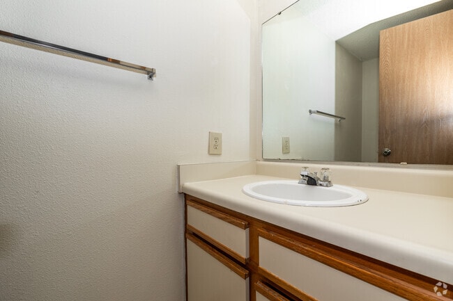 2BR, 2BA - 1050SF - Bathroom 1