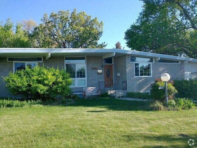 Building Photo - Awesome 3 Bedroom Holladay ground floor un... Rental