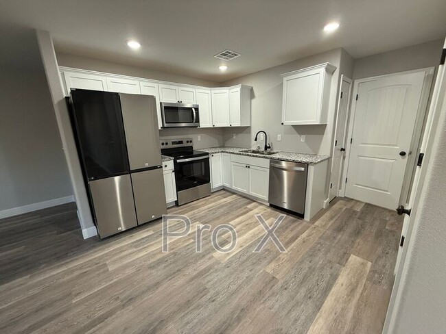 Photo - 121 W Lewis St