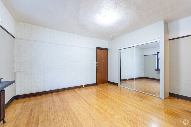 BACHELOR - Living Room