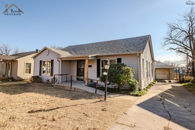 Building Photo - 3213 Hollywood Ave