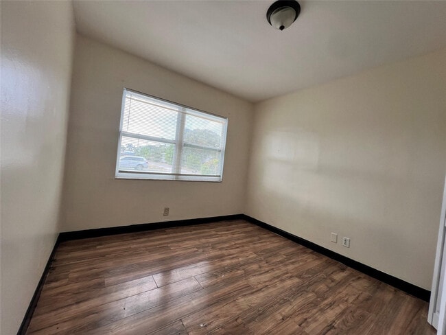 Photo - 347 NW 6th St