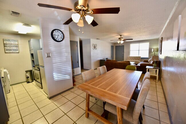 Photo - 710 W Cantu Rd