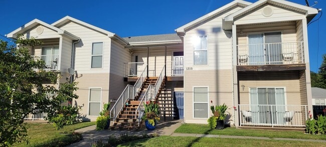 Building Photo - 1315 S 3rd St Unit Luxury Remodeled Living