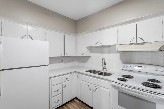 Building Photo - 54-56 Hamlet Ave Unit 54 - 4