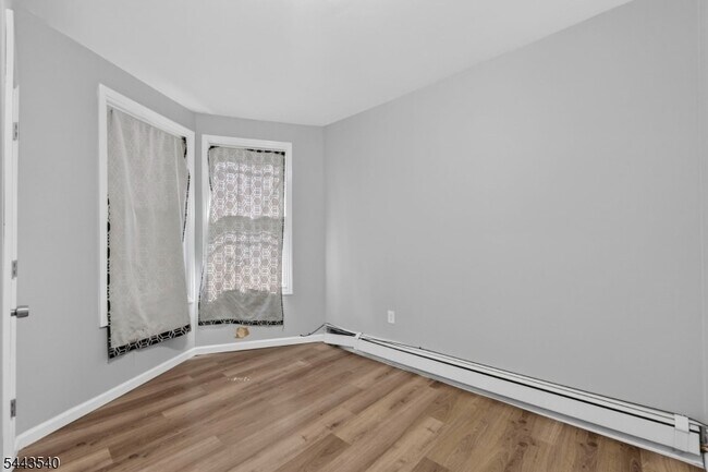 Photo - 437-439 7th Ave W Unidad 1