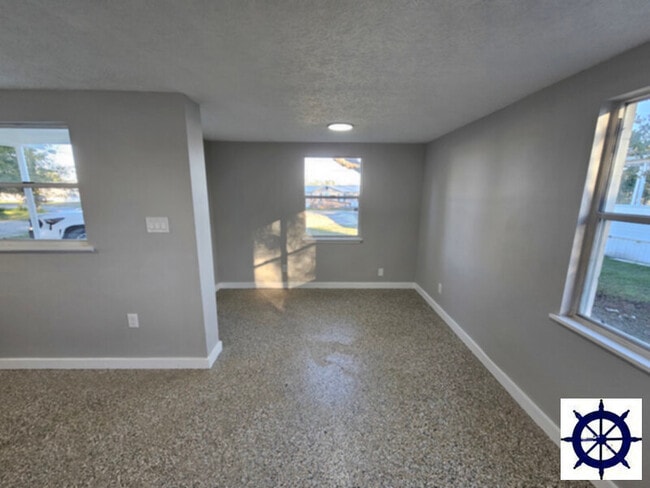 Photo - 257 Nelle Ave