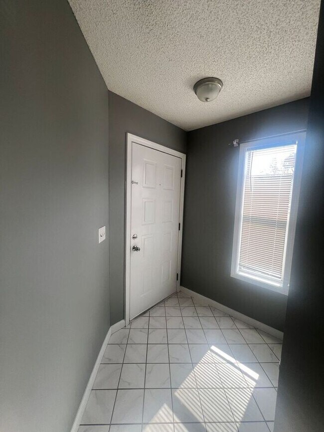 Photo - RENT SPECAIL*** $1495.Breezewood Condo, 2 Brd/2bath Screen Porch! LVP wood flooring, Center of Wi... Unidad Apt 101