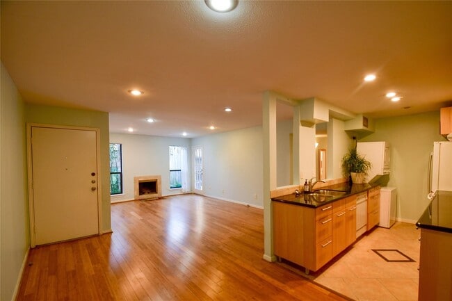 Building Photo - 1601 S Shepherd Dr Unit 141