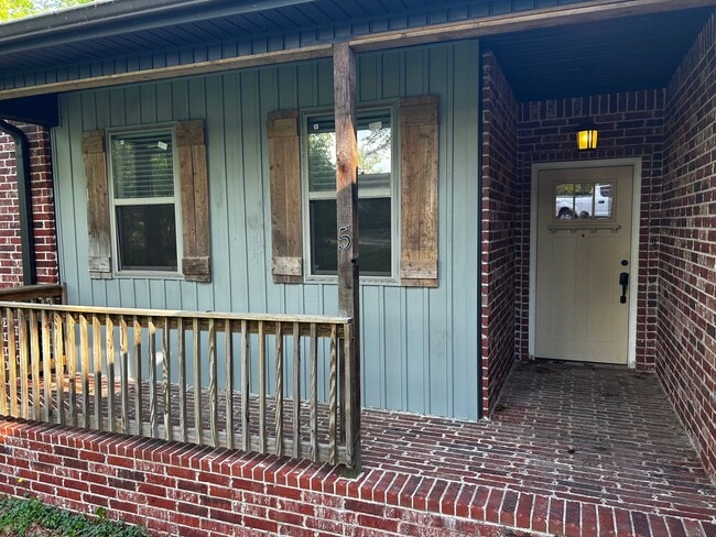 Building Photo - Private Treehouse Views - 3 Bed 2 Bath Home on Cul de sac!