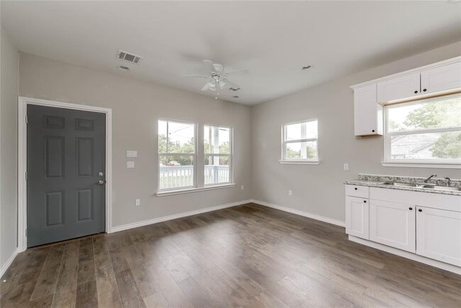 Photo - 412 Booth St