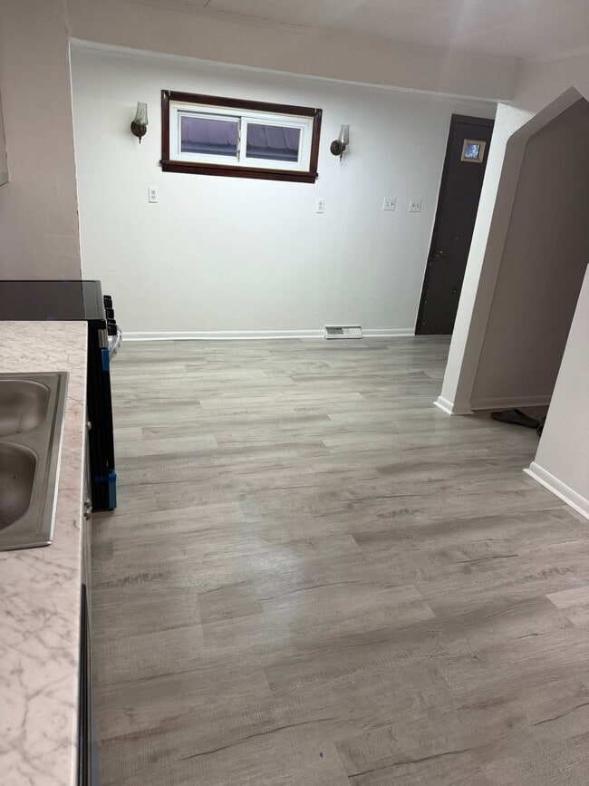 Photo - 1347 High Rd