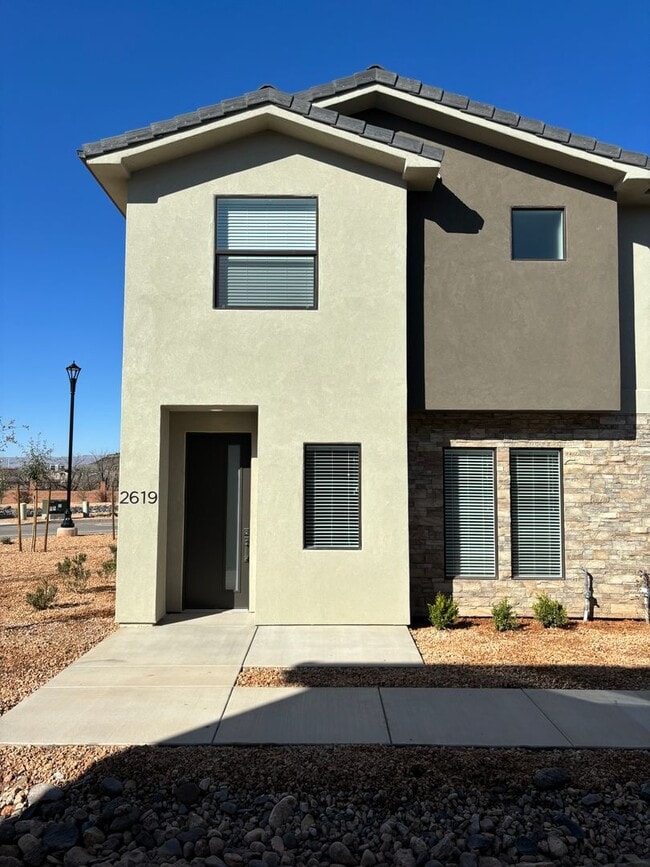 Building Photo - Woodland Estates Townhome! - END UNIT!!