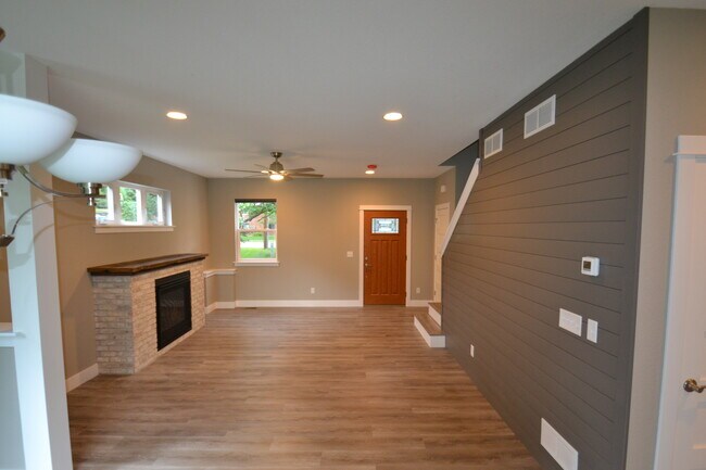 Living - 309 Femrite Dr