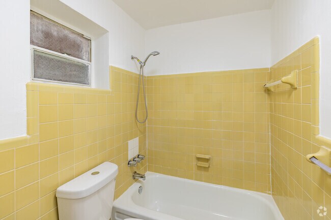 2BR, 1BA - 900SF - Bathroom