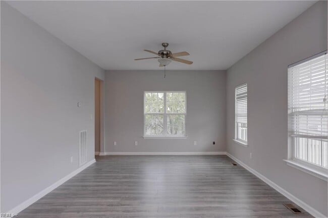 Photo - 843 W 51st St