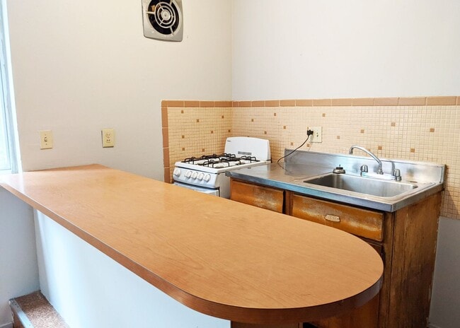 Building Photo - 3233 Whitfield Ave Unit 3233-04