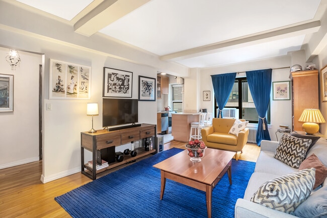 Living Room - Spacious 1-bedroom to rent - 227 E 57th St Unit 14C