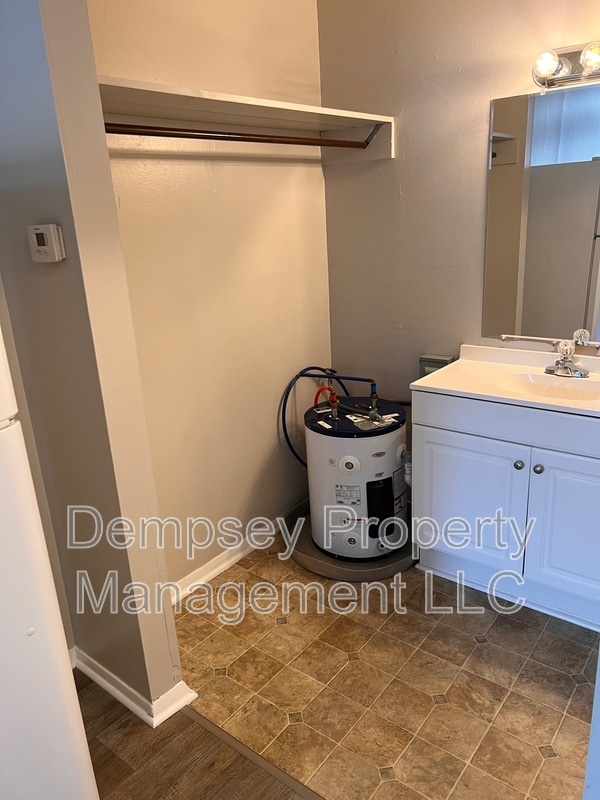Photo - 139 39th St E