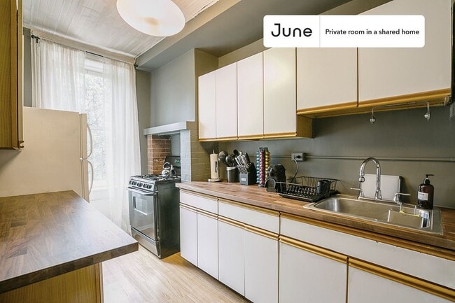 Room in Shared 5 bed/1 bath home in Hell's Kitchen