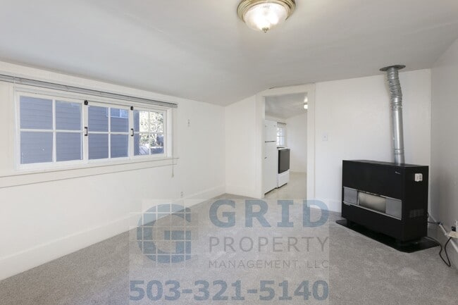 Building Photo - Two Bedroom Apartment Available in Milwaukie! Unit 04