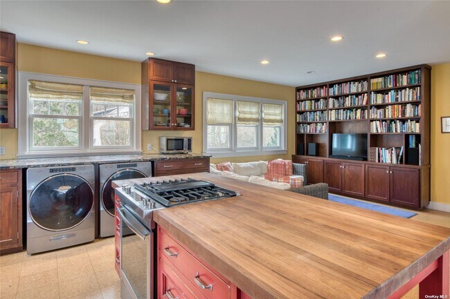 Photo - 2100 Youngs Rd