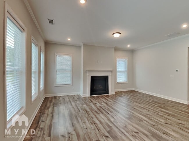 Photo - 2555 Whistler Wy NE