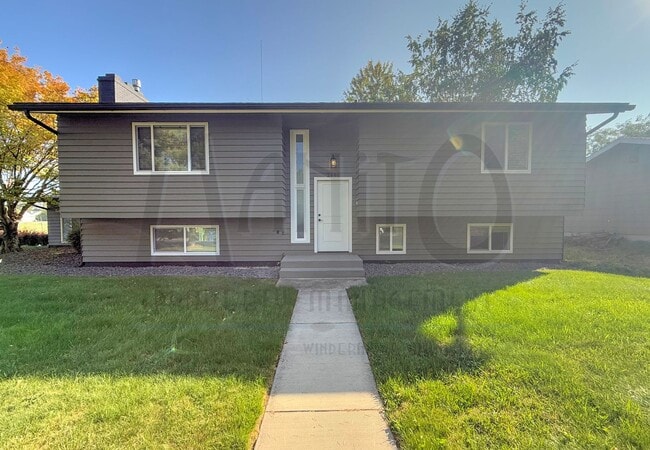 Building Photo - Updated & Spacious South Hill Home