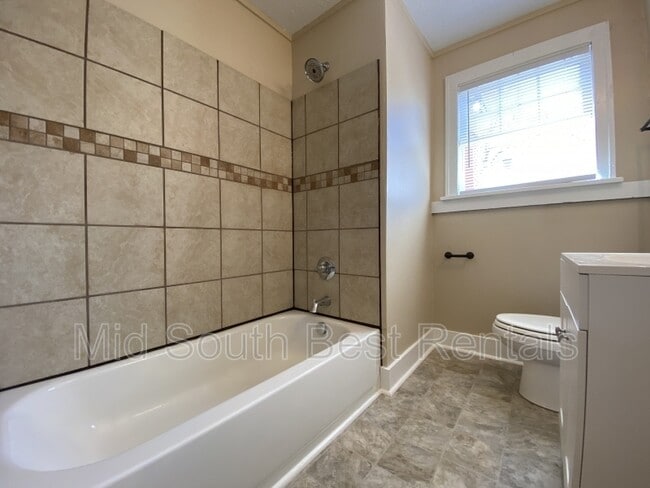 Photo - 1615.5 Gum St