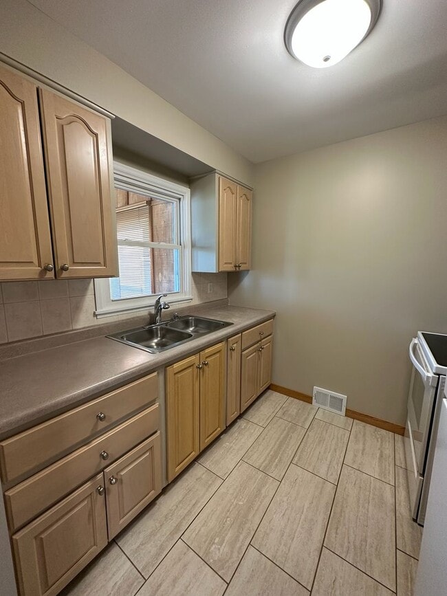 Photo - 1430 Staub Ct NE