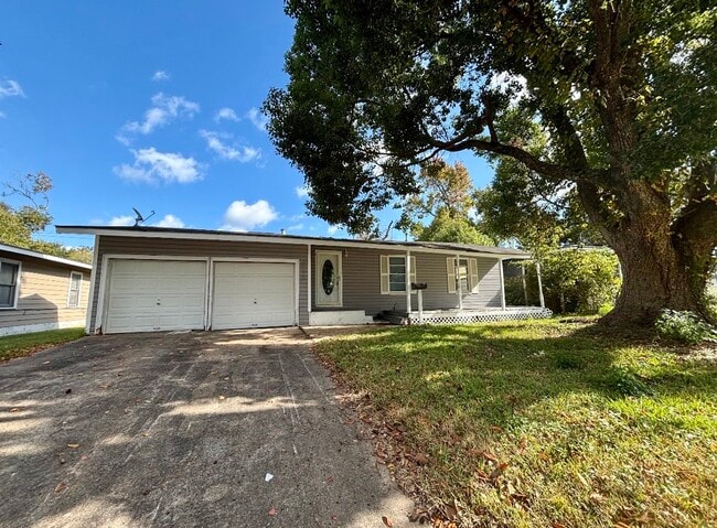 Building Photo - 612 Winding Way St