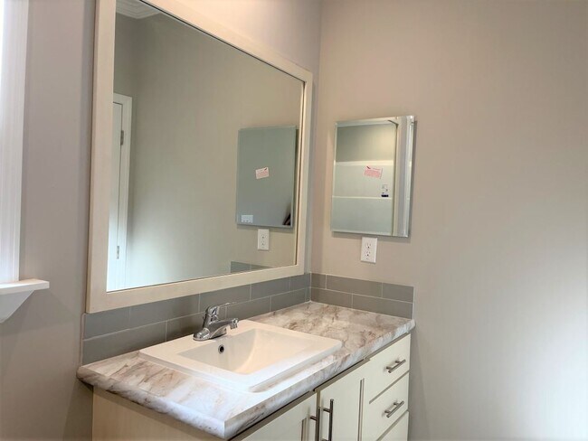 1077 Cloverleaf Cir