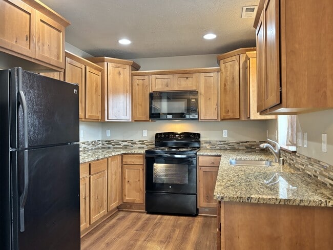 Photo - 8811 N Elm St