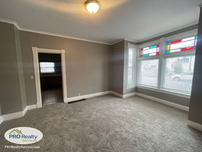 Building Photo - 264 Sidney St E