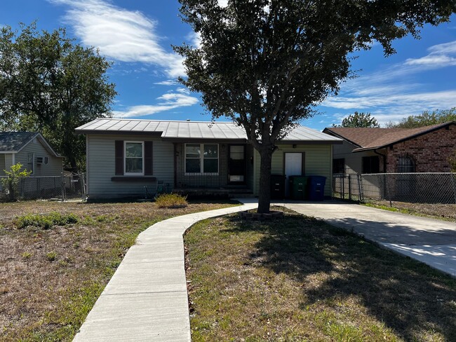 Building Photo - 726 John Adams Dr