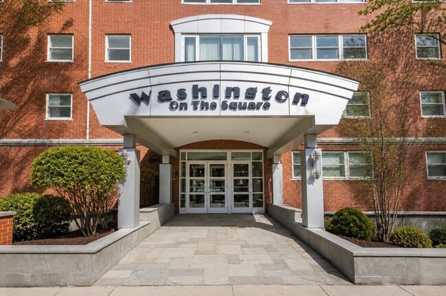 Building Photo - 1600 Beacon St Unit 701