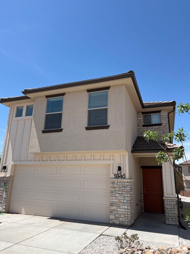 Building Photo - 4 bed | 2 1/2 bath | 2 car garage in Deser... Rental