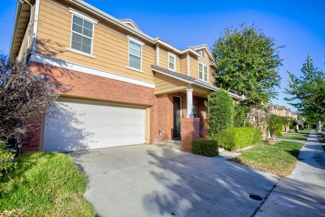 Building Photo - Riverside 4B/2B, close UCR