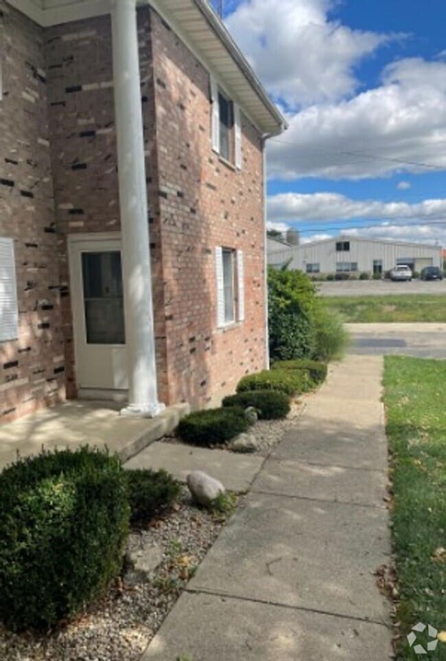 Building Photo - Spacious 2-Bedroom 1.5 Bath Unit J 131 Rental