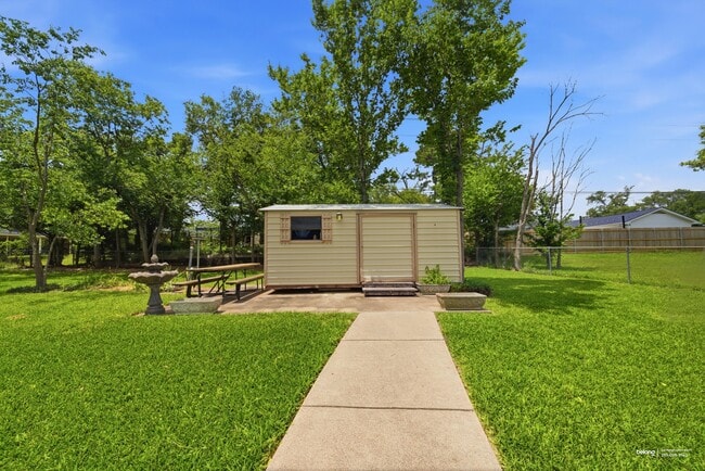 Photo - 1302 Laura Ln