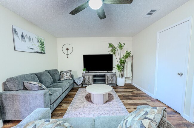 Photo - 6915 Forest Meadow St