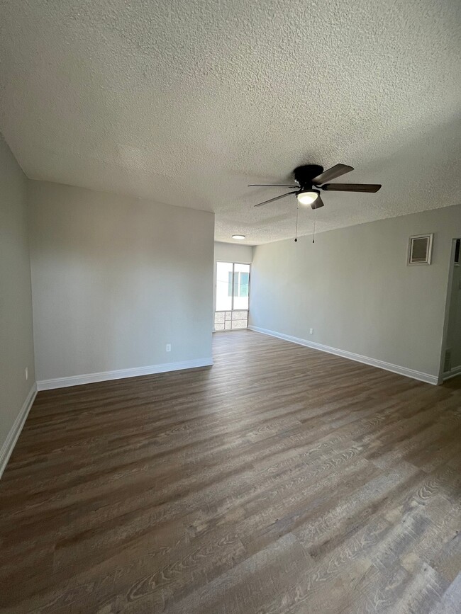 Photo - 641 W 92nd St Unidad 5