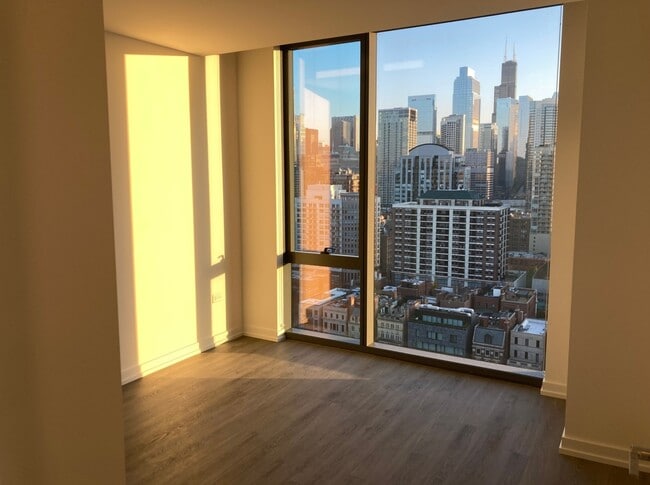 Building Photo - 630 N Franklin St Unit 1008 Rental