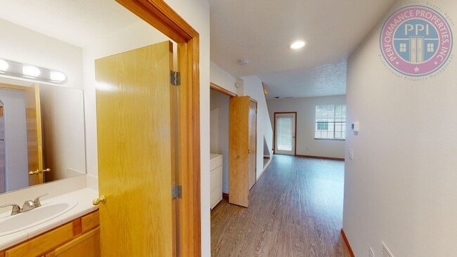 Photo - Beautiful Village Townhome!! Double Garage- Great Sunnyside Location!! Pet Friendly Princeton Vil...