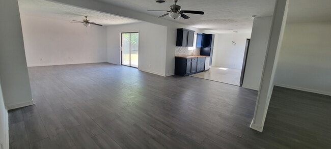 Sala de estar y área de cocina - 1820 Sunset Ave