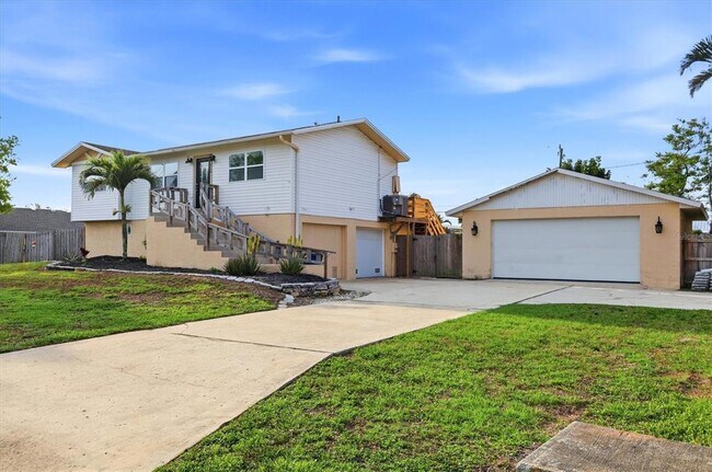 Photo - 515 46th St W