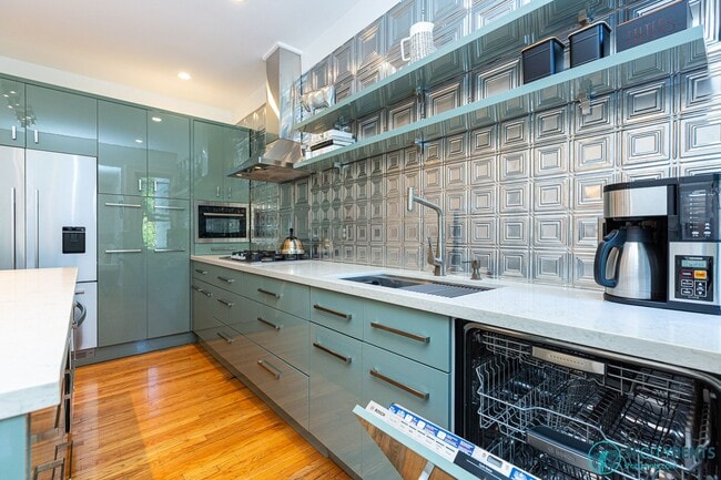 Photo - Castro: UNFURNISHED Top Floor Flat w/ Private Deck, W/D in unit & Garage Parking Unit 170 Eureka St.