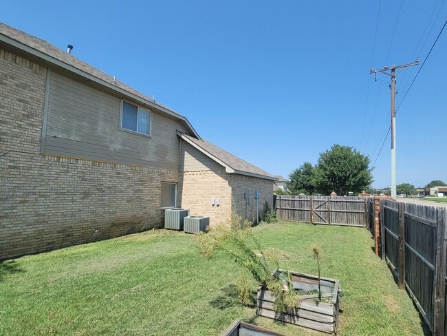 Photo - 1229 Tralee Ln